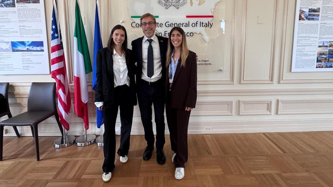 Mariateresa Luppu e Annacarla Denti con il console italiano Sergio Strozzi