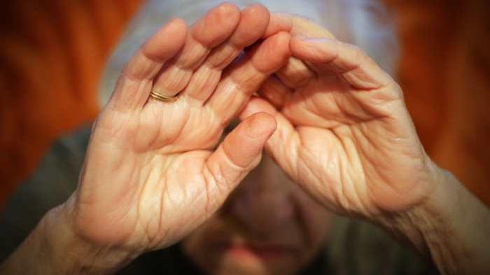 Prato, maltratta la moglie e poi l’anziana madre: arrestato