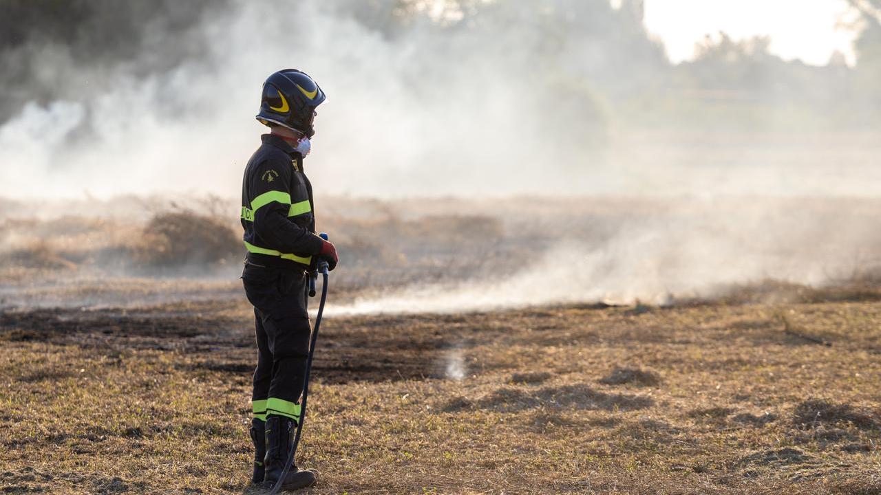 Poggio Renatico, incendio in campagna. Camion di letame a fuoco