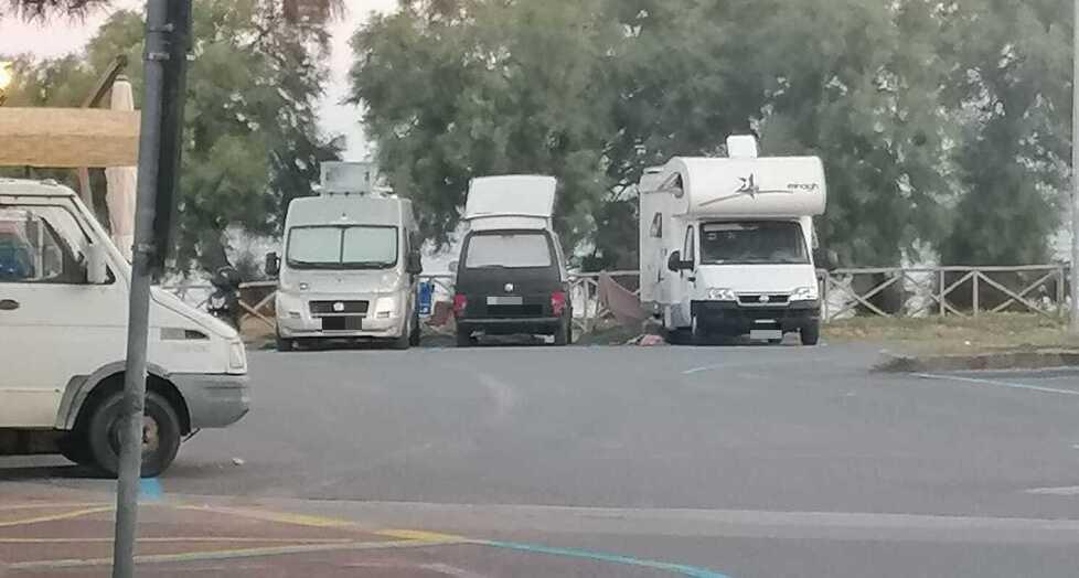 Mezzi parcheggiati nel piazzale di fronte alla Perla