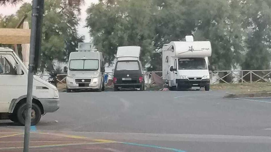 Mezzi parcheggiati nel piazzale di fronte alla Perla