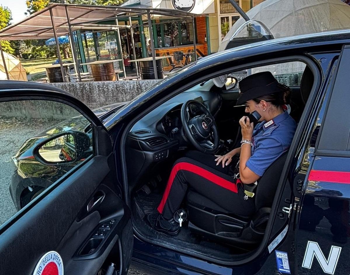 Portomaggiore, 18enne ubriaco danneggia gli arredi del bar e ruba camicie