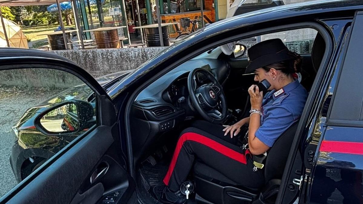 Portomaggiore, 18enne ubriaco danneggia gli arredi del bar e ruba camicie