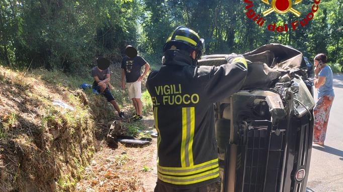 Barga, si ribalta in auto su una curva: 84enne incastrata nell’abitacolo