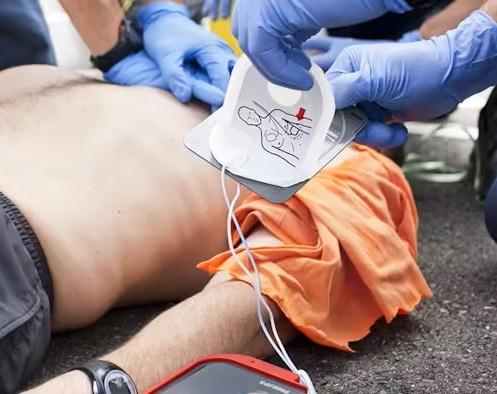 Marina di Pisa, donna in arresto cardiaco salvata in spiaggia - Un dettaglio è stato decisivo