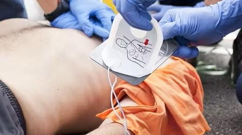 Marina di Pisa, donna in arresto cardiaco salvata in spiaggia - Un dettaglio è stato decisivo