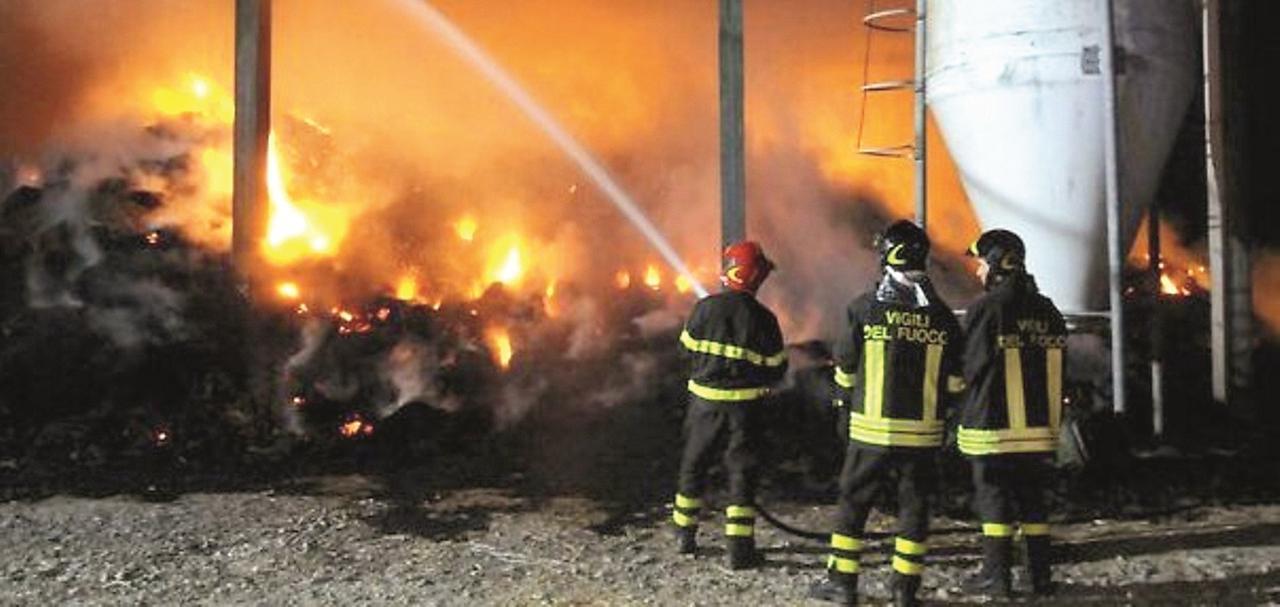 Siniscola, fienile in fiamme: in fumo 60 balle di foraggio