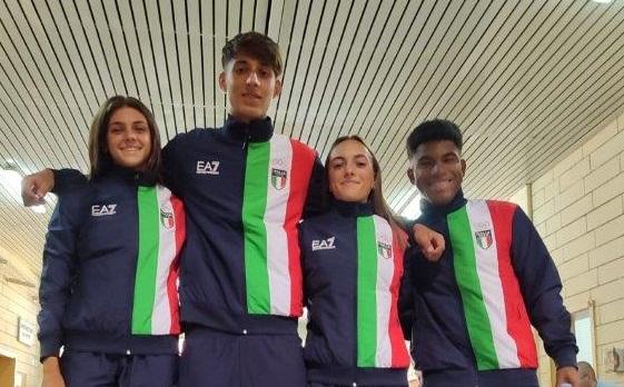 
	<strong>Laura Frattaroli </strong>(la prima a sinistra) con i compagni della 4x400 mista

