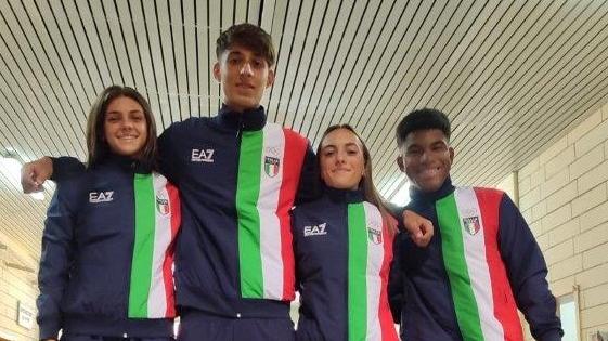 <strong>Laura Frattaroli </strong>(la prima a sinistra) con i compagni della 4x400 mista