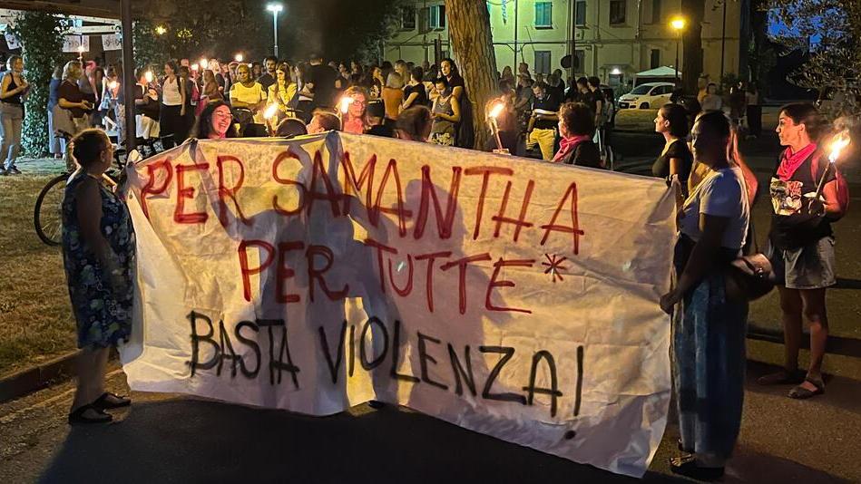 La sfilata delle donne per dire basta ai femminicidi (foto Stick)