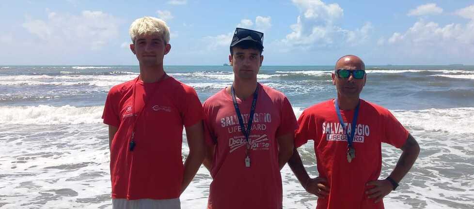 
	I bagnini intervenuti per salvare i giovani: da sx&nbsp;Samuele Pernoi, Stefano Giunta&nbsp;e Nicola Gangarossa

