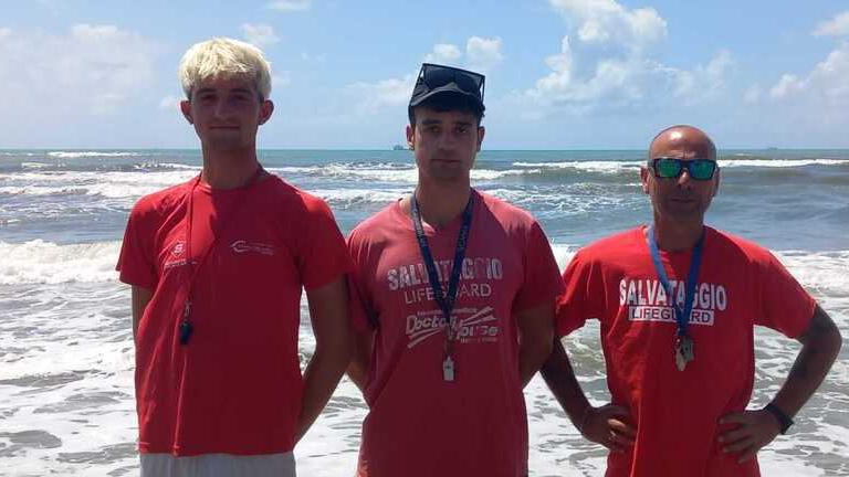 I bagnini intervenuti per salvare i giovani: da sx Samuele Pernoi, Stefano Giunta e Nicola Gangarossa