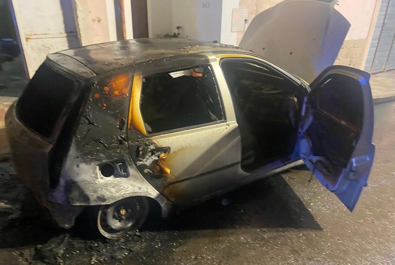 Auto in fiamme nella notte: si sospetta l’origine dolosa