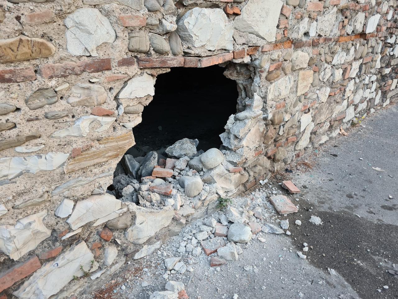 
	Il buco nel muro provocato dal conducente che ha perso il controllo dell'auto

