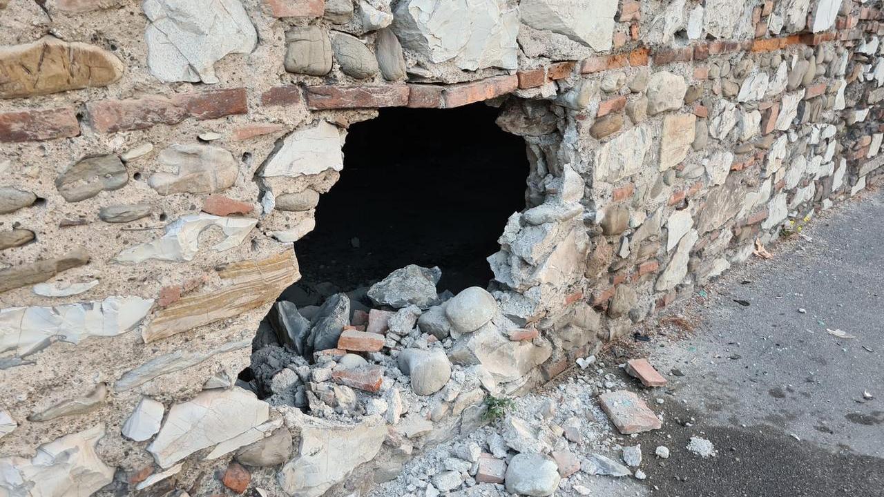 Il buco nel muro provocato dal conducente che ha perso il controllo dell'auto