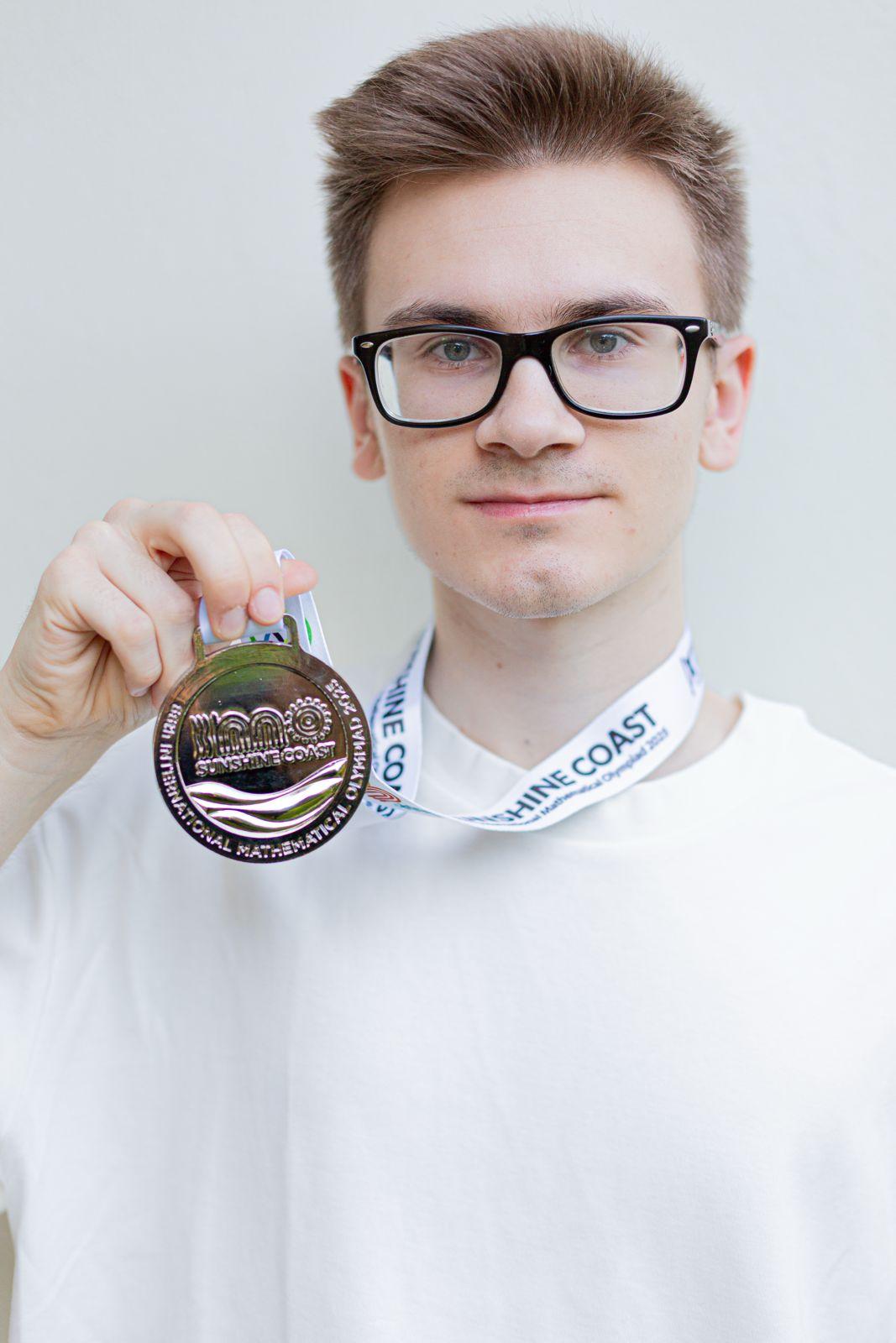 
	Loek Van Der Zijde con l'argento vinto alle Olimpiadi di matematica


