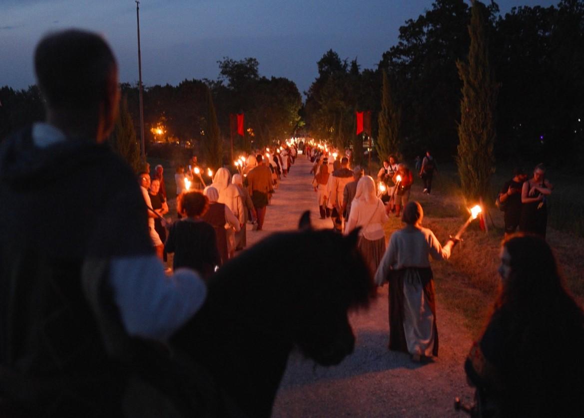 “Lux omnia vincit” a Quattro Castella tra fiaccole, sbandieratori e fuochi artificiali