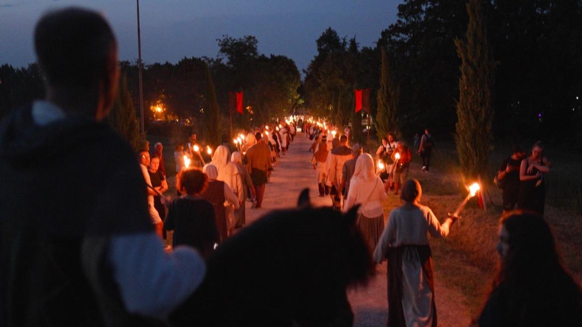 “Lux omnia vincit” a Quattro Castella tra fiaccole, sbandieratori e fuochi artificiali