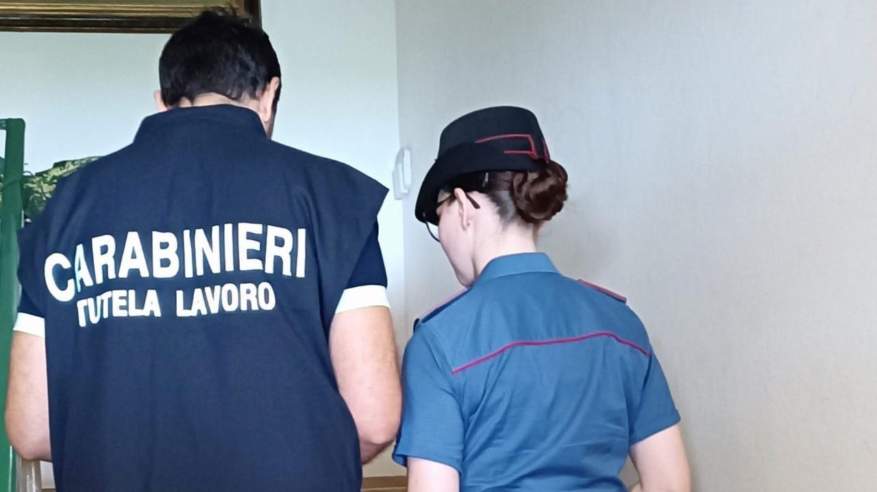 Piazza le telecamere per spiare i propri dipendenti: denunciato