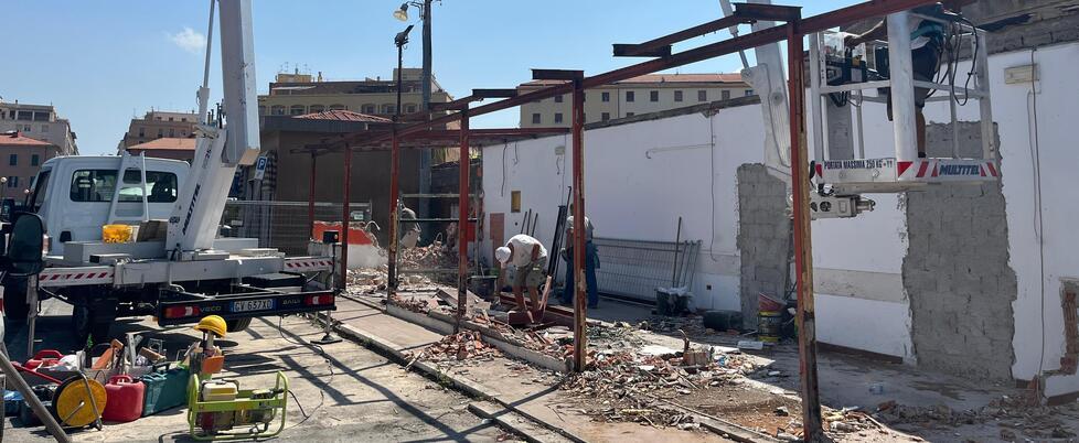 
	Il mezzo in azione per abbattere l&rsquo;ex Aragosta

