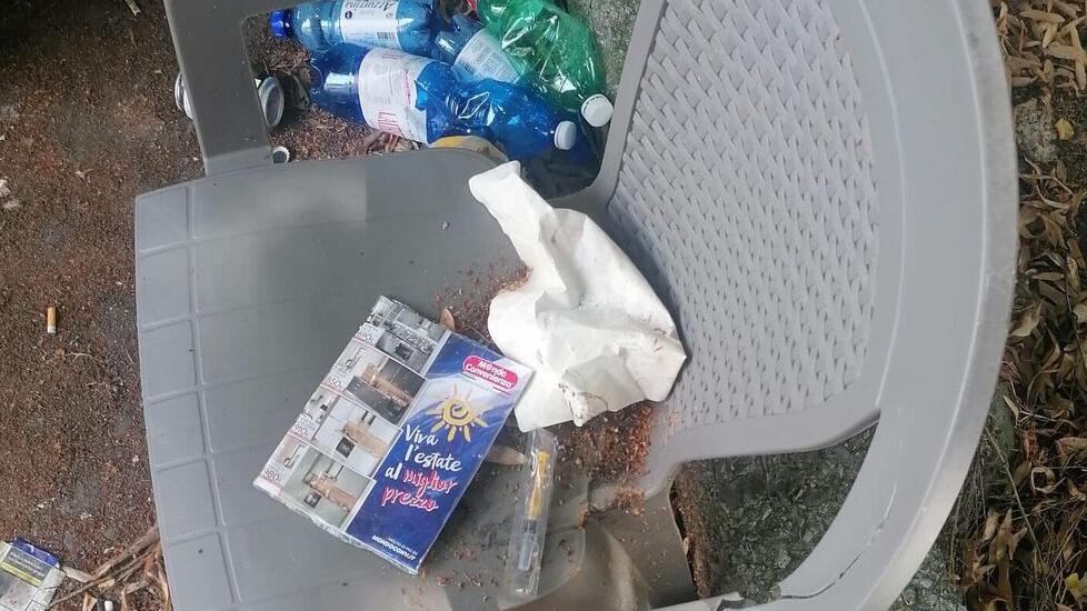 Nella foto una delle siringhe trovate nei parchi della città