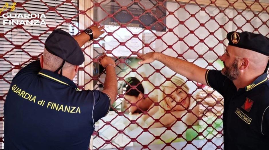 Pontedera, chiuso il centro massaggi copertura per il sesso: le tariffe e il giro continuo di clienti