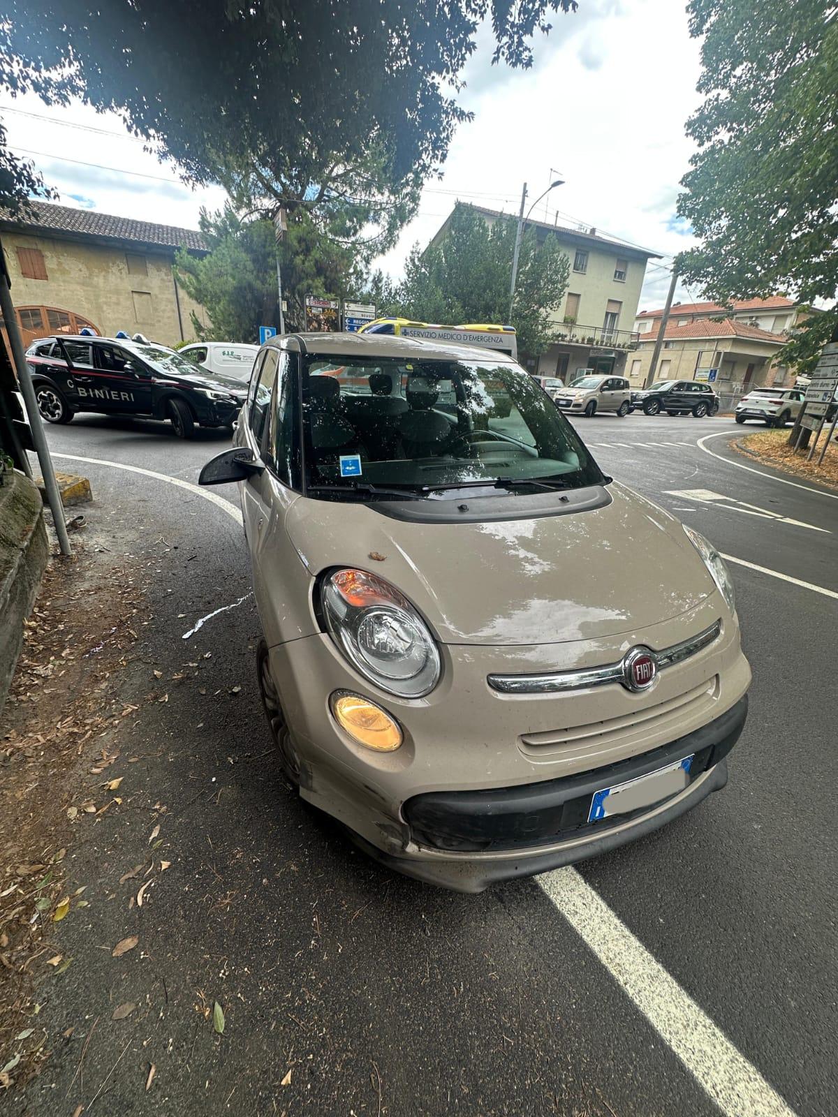 Auto travolge due pedoni: gravi. Un 57enne resta incastrato contro il muretto