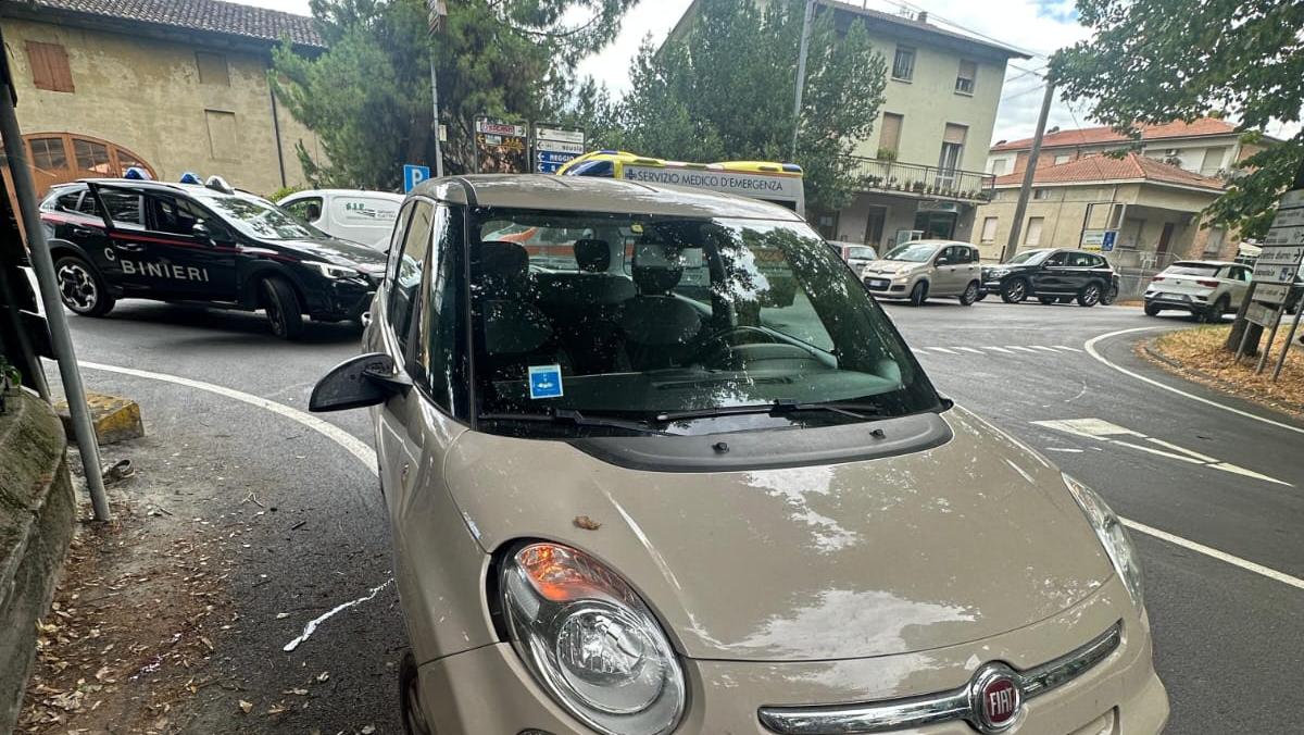 Auto travolge due pedoni: gravi. Un 57enne resta incastrato contro il muretto