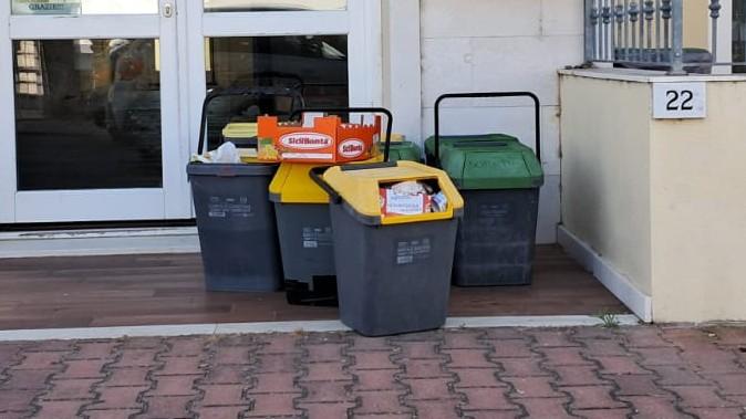 Olbia, il Comune distribuisce i nuovi mastelli della raccolta differenziata