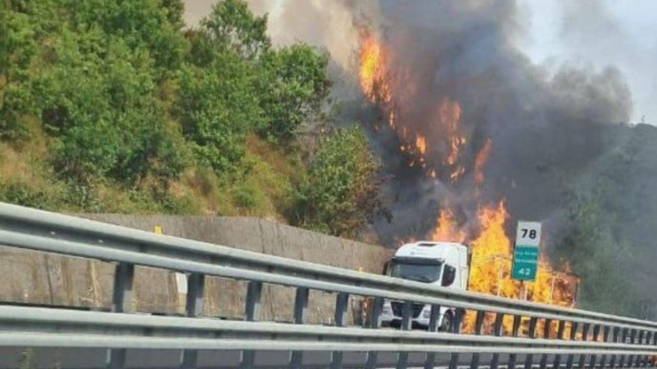 L'incendio in autostrada