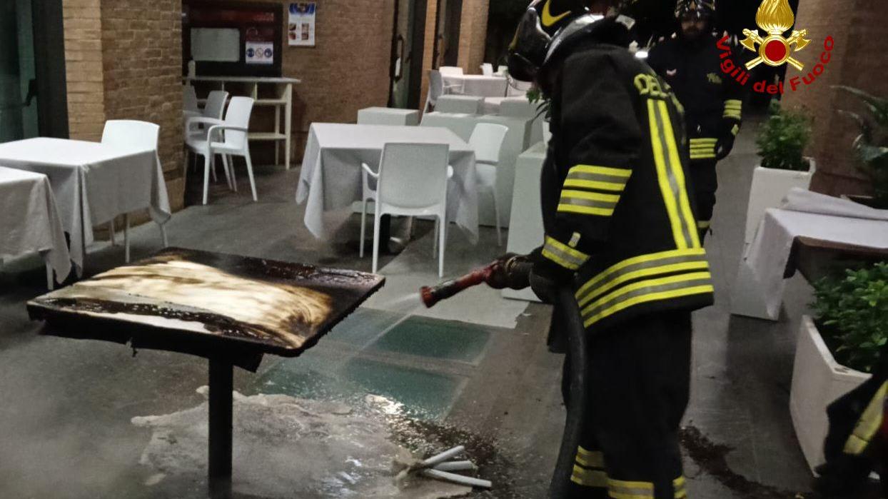 Gioca con l’accendino e dà fuoco a tavolino e sedie del ristorante: denunciato un 23enne
