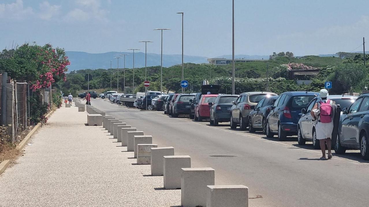 Platamona, partono i parcheggi a pagamento: ecco quanto costerà andare al mare