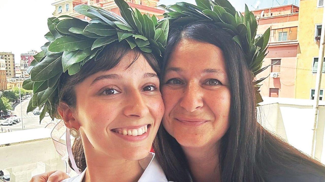 
	Lucia e Beatrice festeggiano la laurea

