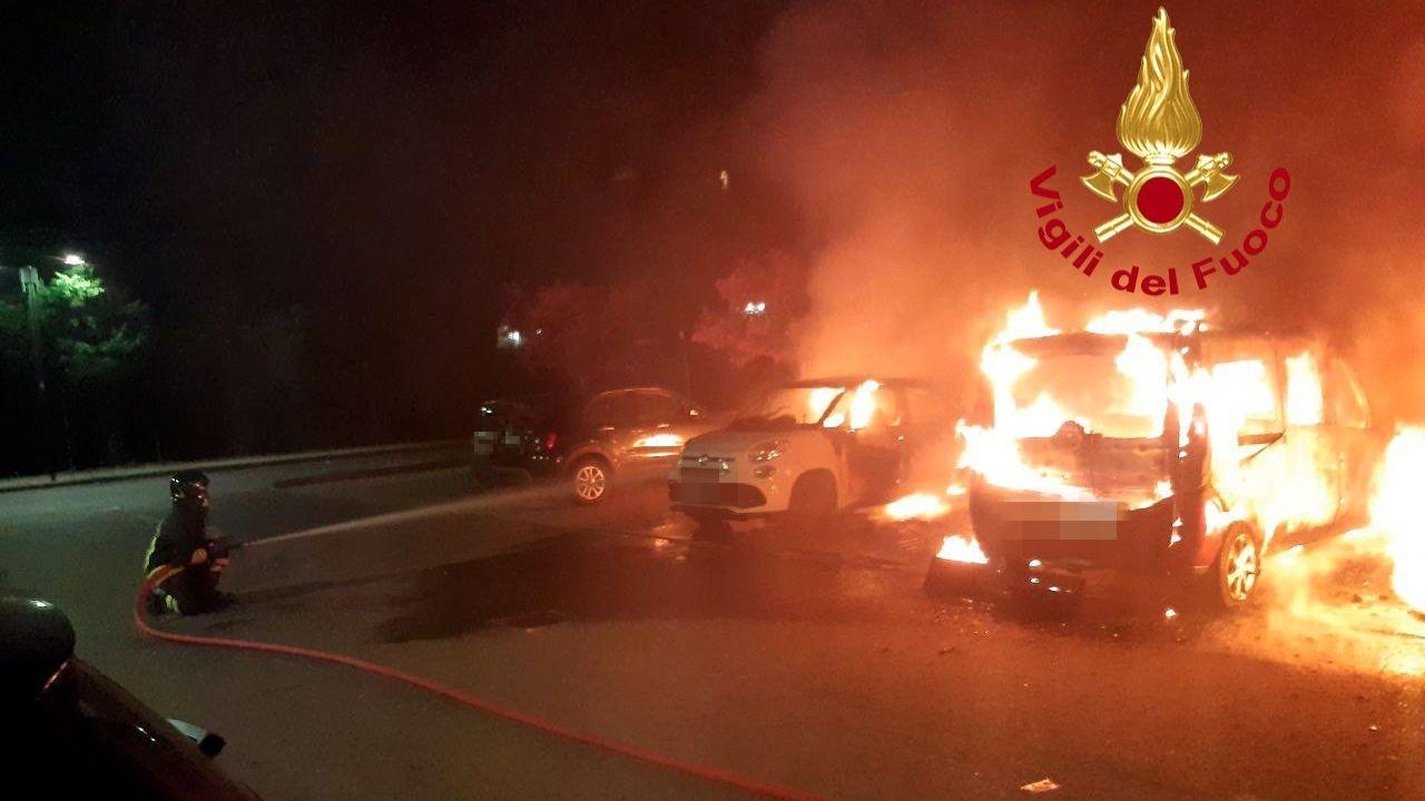 
	Le auto in fiamme

