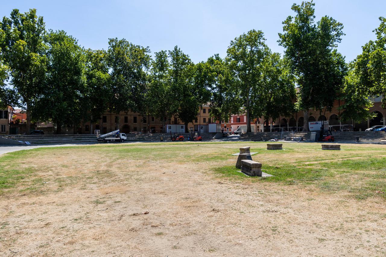 Piazza Ariostea e il “buon senso” dei giornalisti. «La cronaca non è un’offesa, il sindaco si scusi»