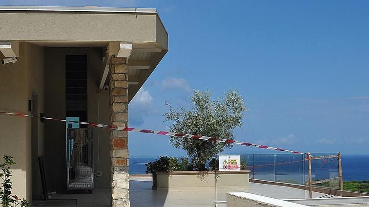 Il nastro bianco e rosso dei sigilli al Golf club (foto Giancarlo Grassi)