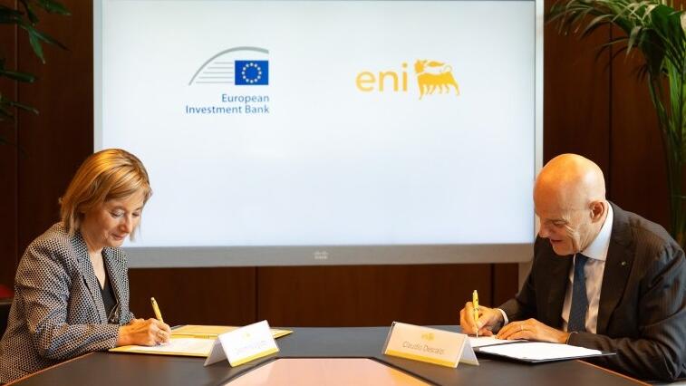 Gelsomina Vigliotti, vicepresidente BEI e Claudio Descalzi, ad di Eni firmano l’accordo