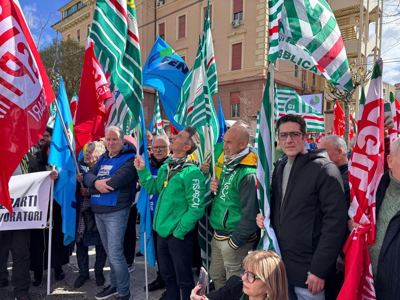 I sindacati contro la Aou di Sassari: «Lavoratori privati di 300 euro in busta paga»