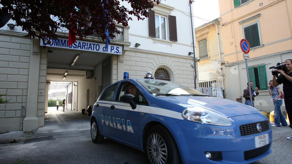 L’esterno del commissariato a Pontedera in piazza Trieste