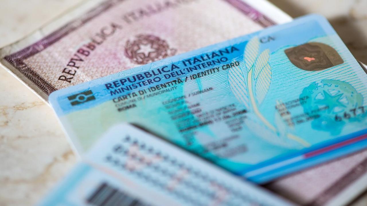 Mistero ad Alghero: ritrovata una busta piena di carte d’identità