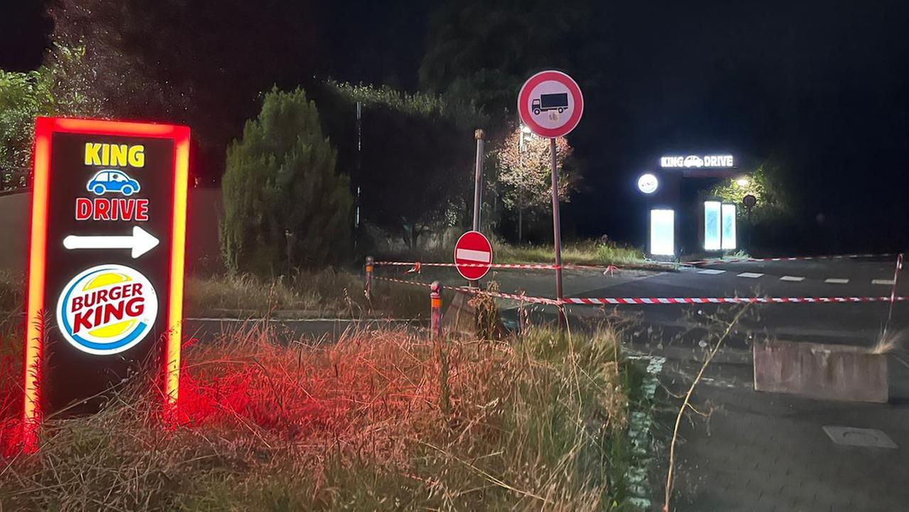 Il Burger King abbandonato è diventato una discarica accanto alla tangenziale – Le foto