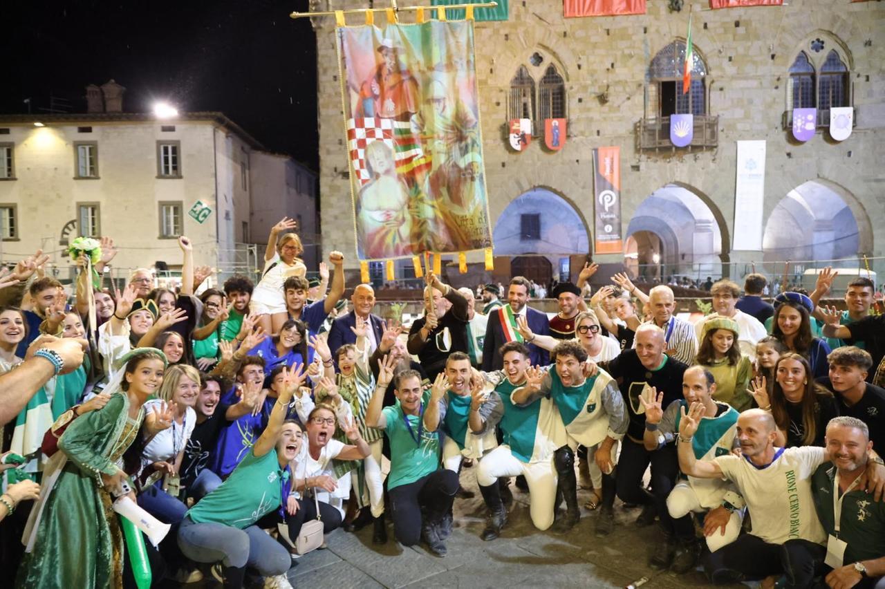 
	La festa del Cervo Bianco per la vittoria della Giostra dell'Orso (foto Lorenzo Innocenti)

