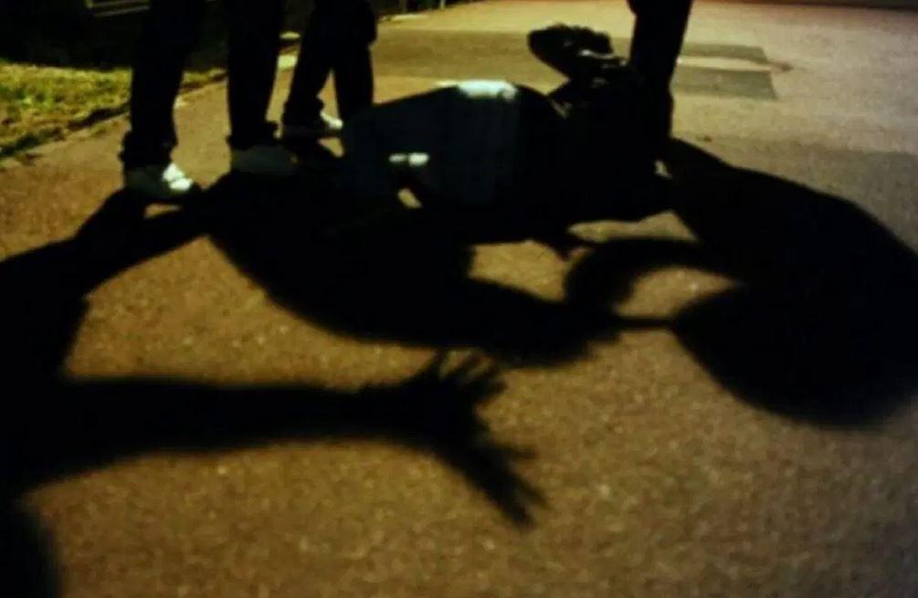 «Avete una sigaretta?» Poi scatta il pestaggio e la rapina di 30 euro ai danni di due fratelli di 20 anni