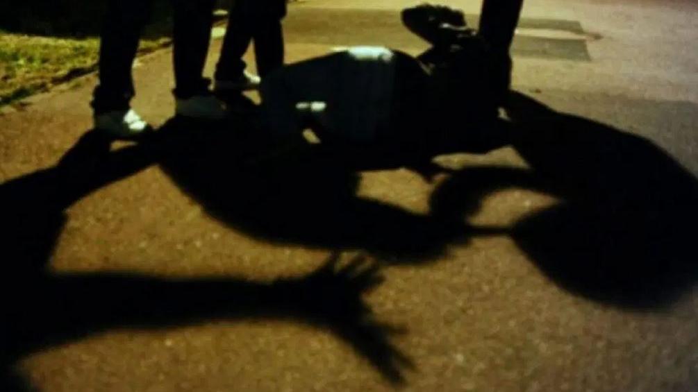 «Avete una sigaretta?» Poi scatta il pestaggio e la rapina di 30 euro ai danni di due fratelli di 20 anni