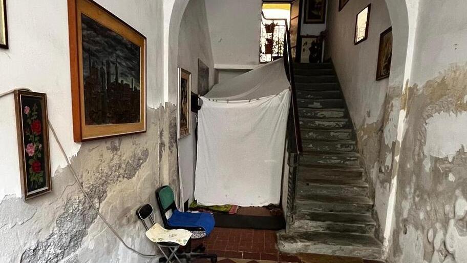 ll giaciglio di fortuna sotto la tromba delle scale del palazzo