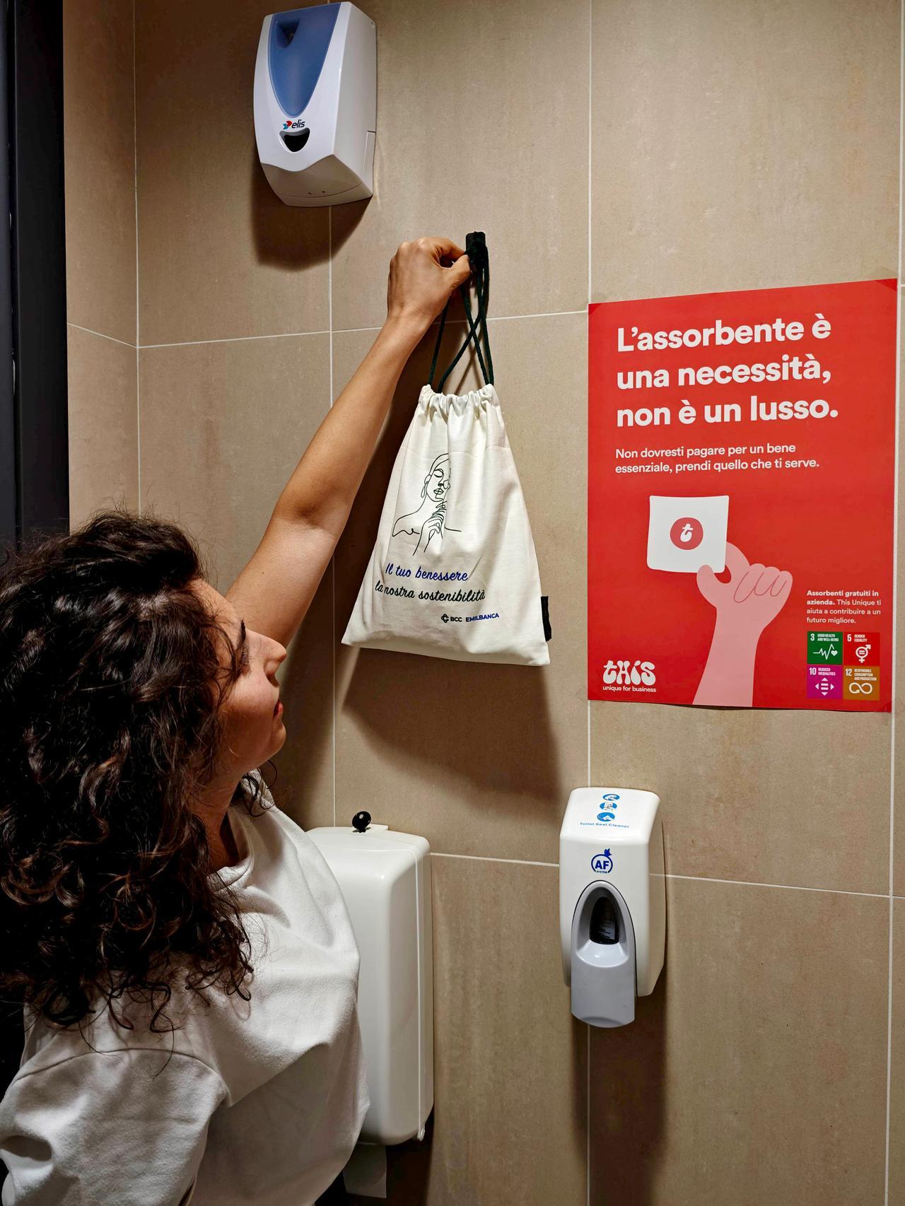Emil Banca, nelle toilette assorbenti gratis per le dipendenti