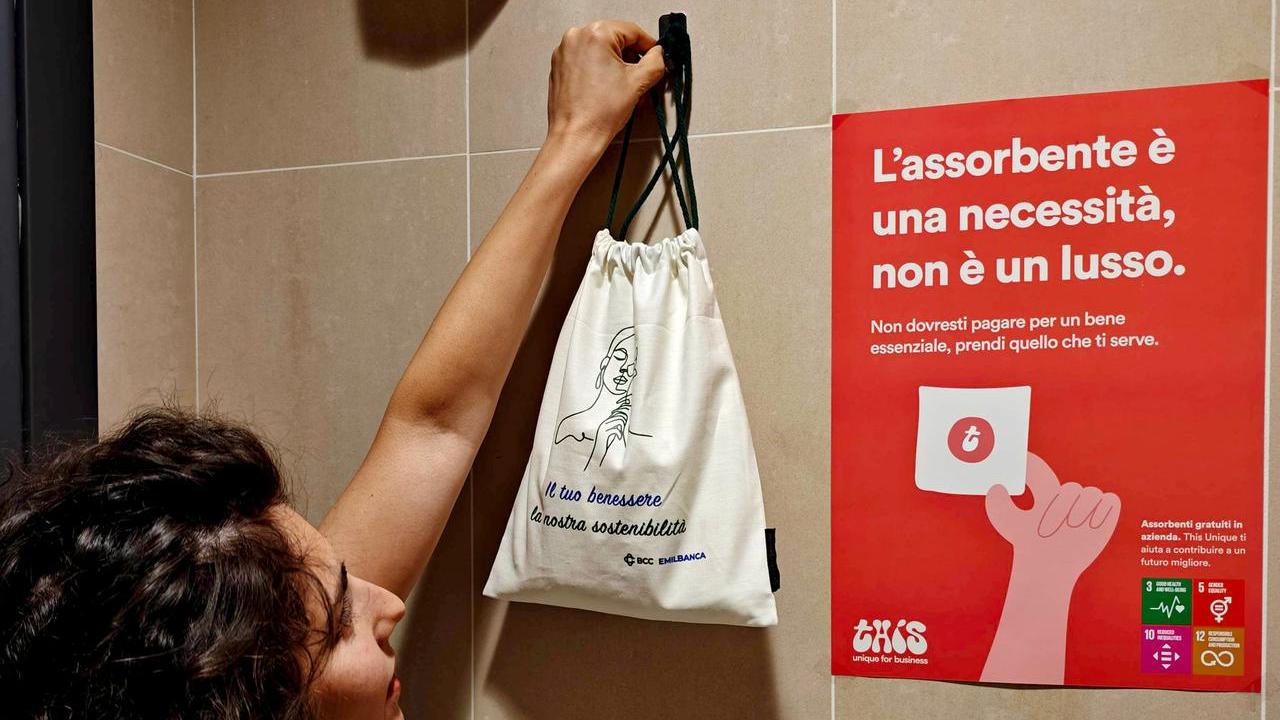 Emil Banca, nelle toilette assorbenti gratis per le dipendenti