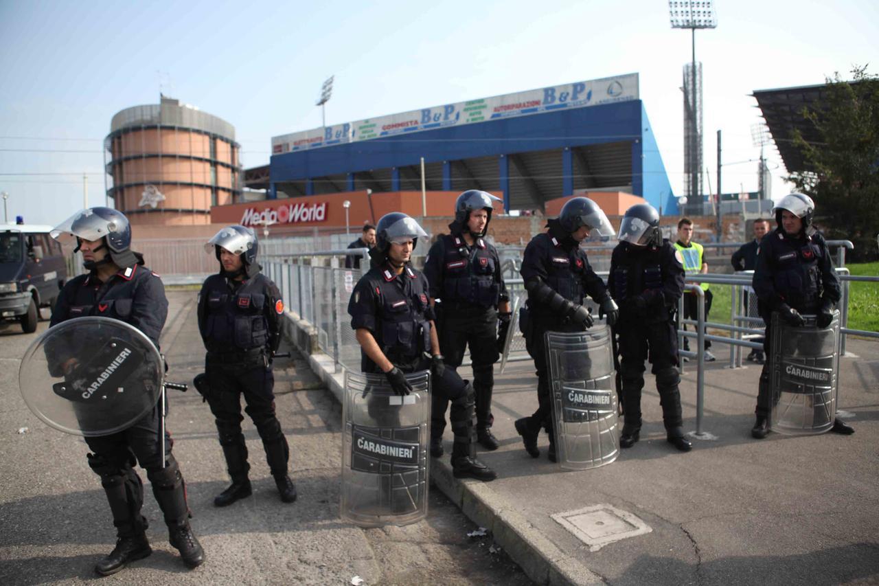 STADIO CITTÃ  DEL TRICOLORE EX GIGLIO CARABINIERI E POLIZIA IN TENUTA ANTI SOMMOSSA SCORTANO TIFOSI DEL BOLOGNA DOPO TENTATIVO DI SCONTRO CONTRO TIFOSI REGGIANI