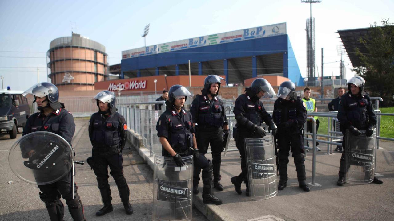 STADIO CITTÃ DEL TRICOLORE EX GIGLIO CARABINIERI E POLIZIA IN TENUTA ANTI SOMMOSSA SCORTANO TIFOSI DEL BOLOGNA DOPO TENTATIVO DI SCONTRO CONTRO TIFOSI REGGIANI