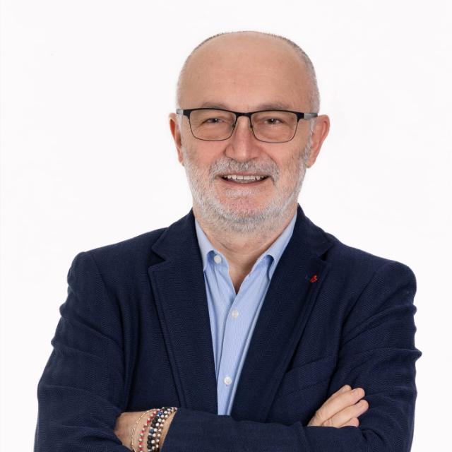 Sotto accusa perché cancella i commenti su Facebook, sindaco si difende: «Ci vuole rispetto»